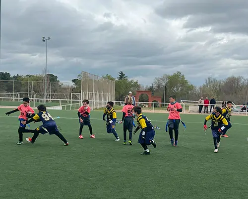 Jugadores infantiles de flag football sub 11 del equipo Wildcats en un entrenamiento