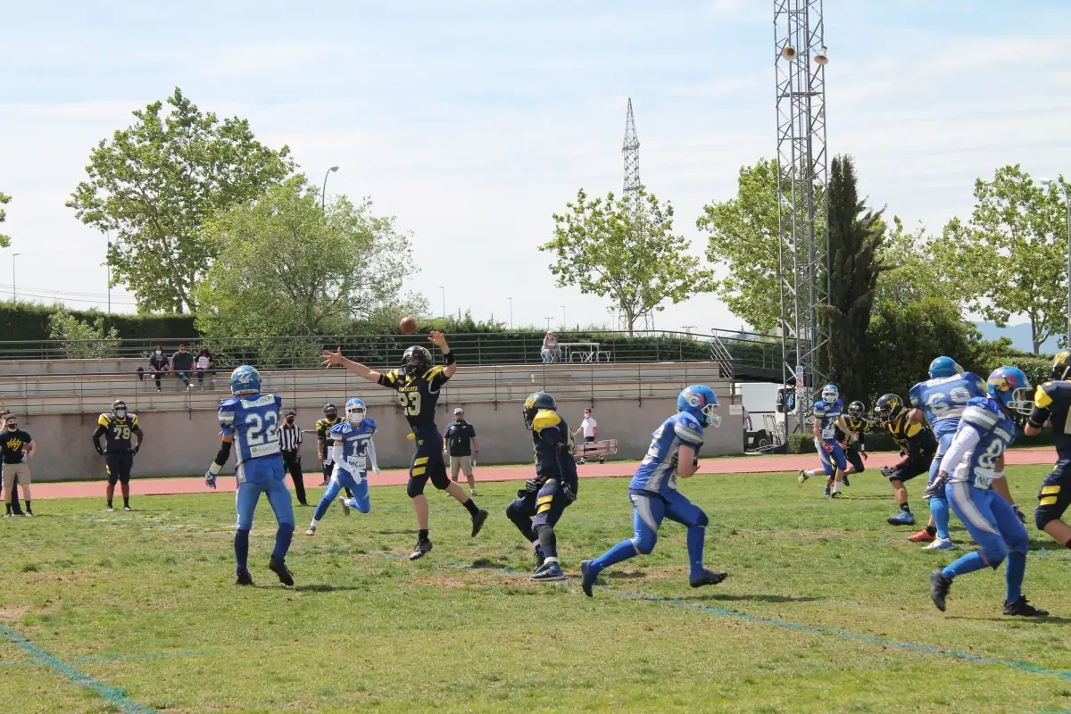 Acción de un partido de fútbol americano de los Wildcats